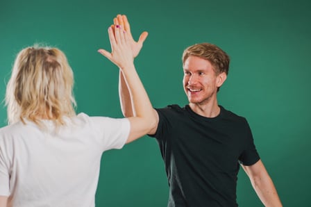 Myynnin ja markkinoinnin tekijät lyövät high-five